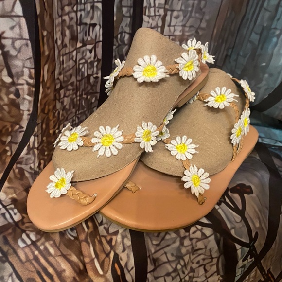 Shoes - 🦋NWOT Boutique Daisy Sandals